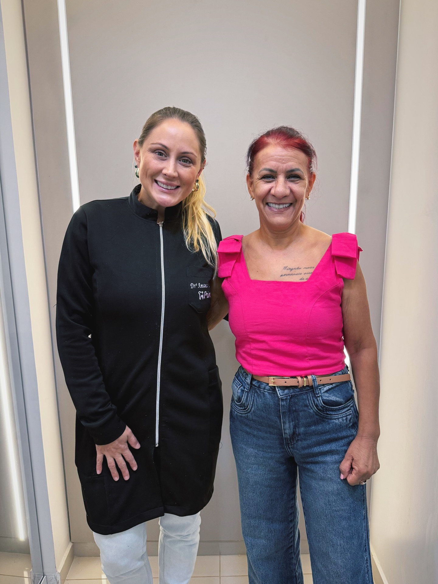 Paciente sorrindo com Dra. Amanda após tratamento
