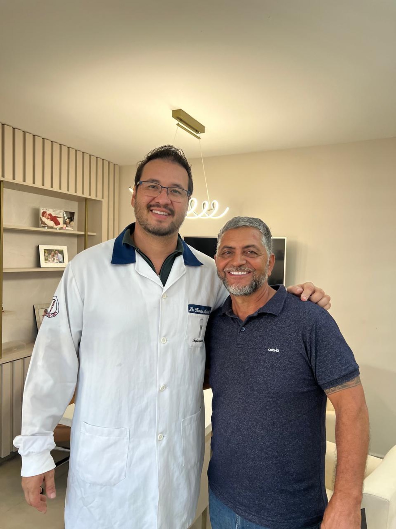 Dr. Thornton com paciente satisfeito após implante