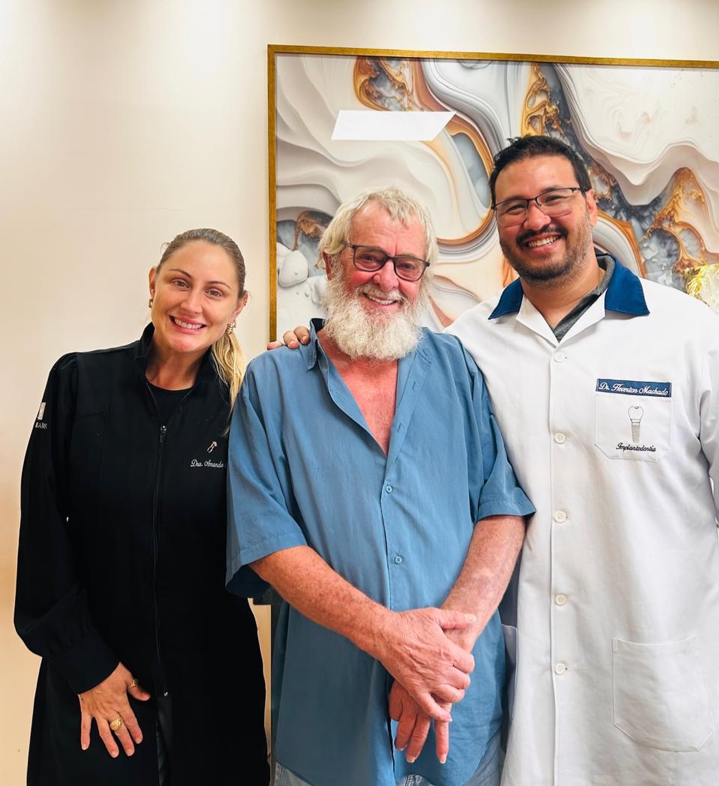 Equipe Clínica Prime com paciente após finalizar tratamento
